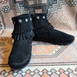 Minnetonka Side Zip Black Suede Fringe Ankle Bootie Size 7
